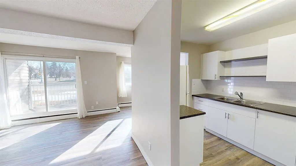 2 bed, 1.0 bath, 740 sqft, $1,425 — Photo 2
