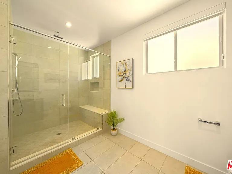 497 N Saint Andrews Pl — Photo 2