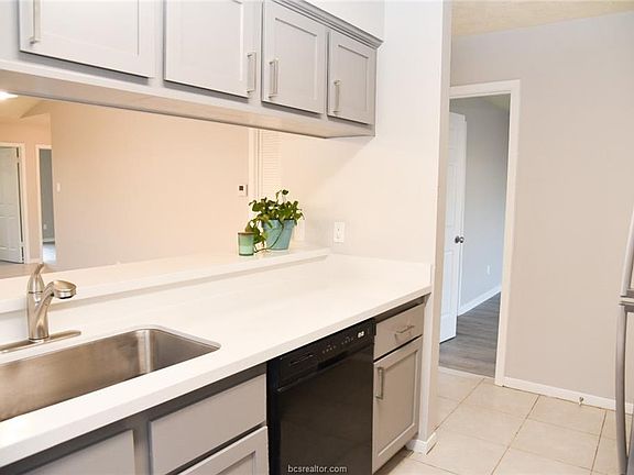 3rd image of 2519 Cypress Dr