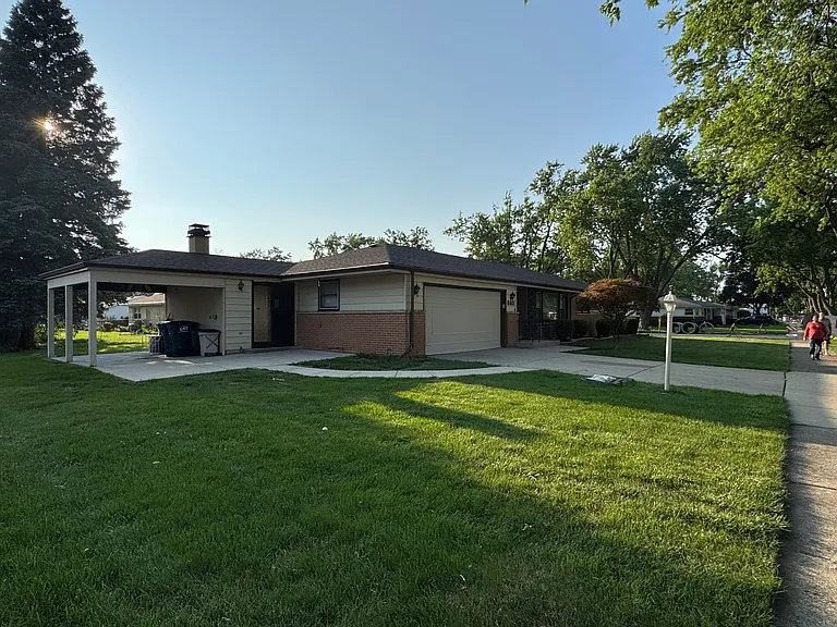 860 Madelyn Dr — Photo 1