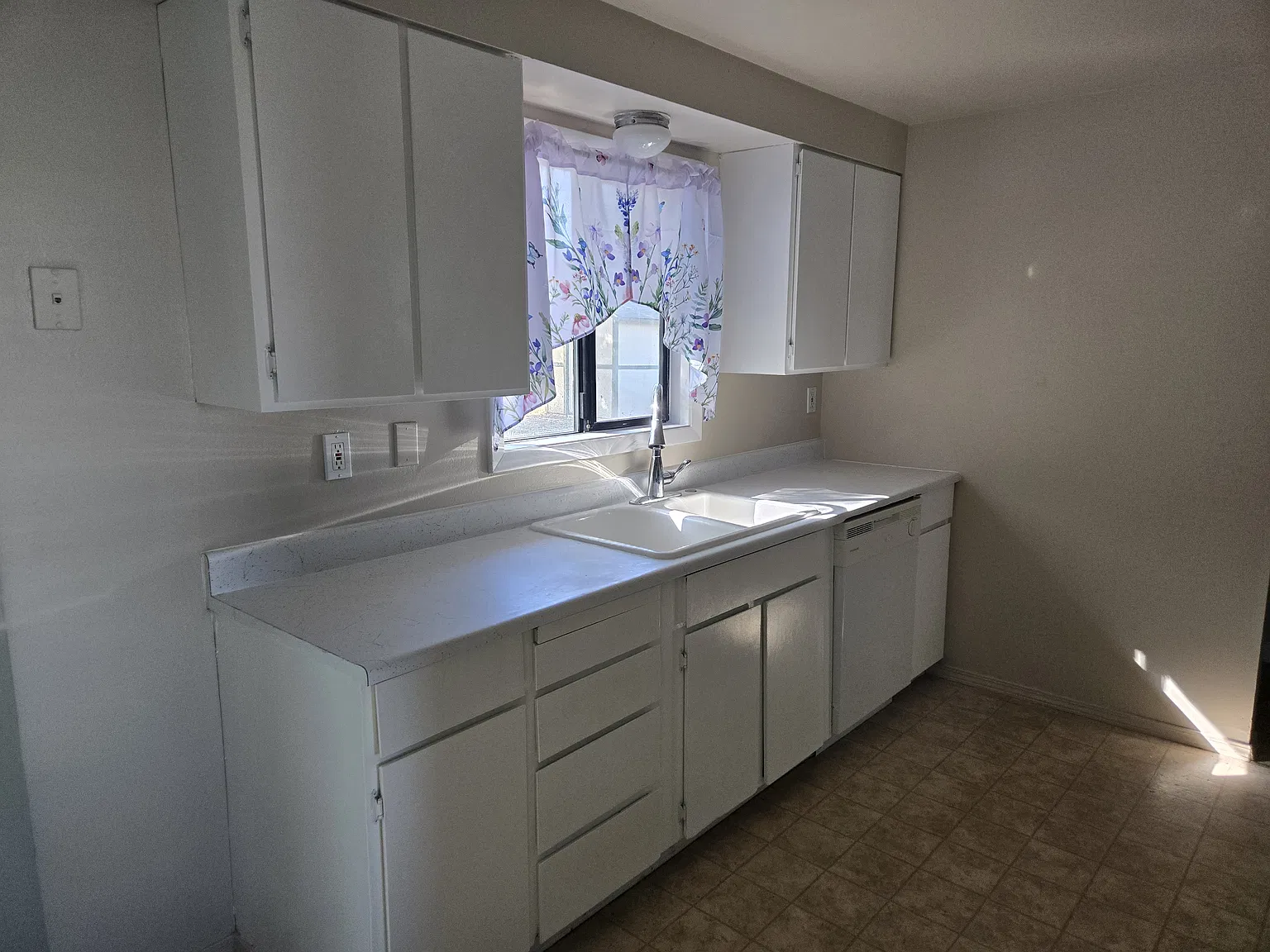 3 bed, 1.5 bath, 1300 sqft, $1,800 — Photo 2