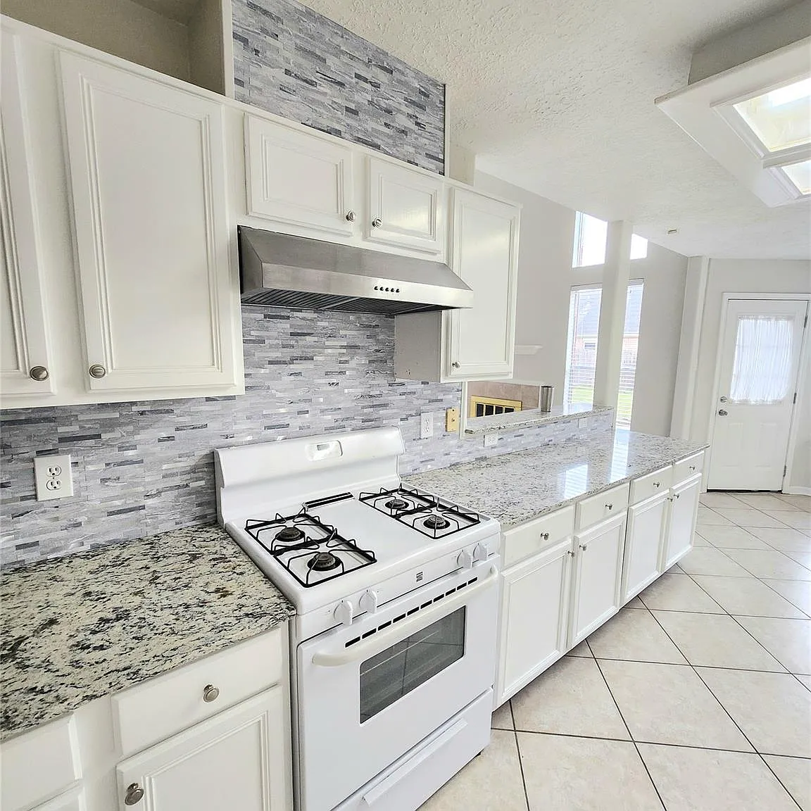 5 bed, 2.5 bath, 2798 sqft, $2,700 — Photo 3