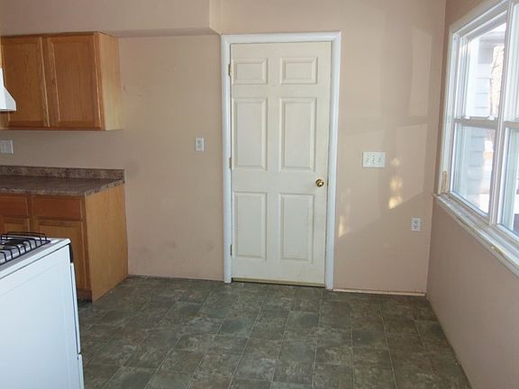 5th image of 416 Maude Ave