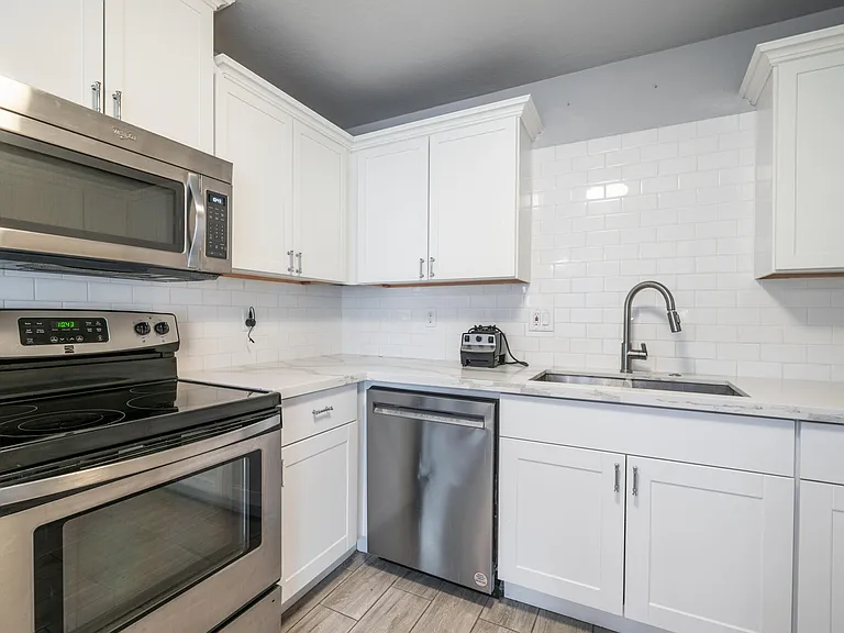 717 E Palmaire Ave — Photo 8
