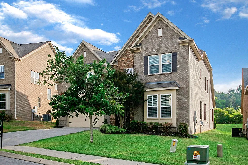 4 bed, 5.0 bath, 4370 sqft, $3,900 — Photo 3