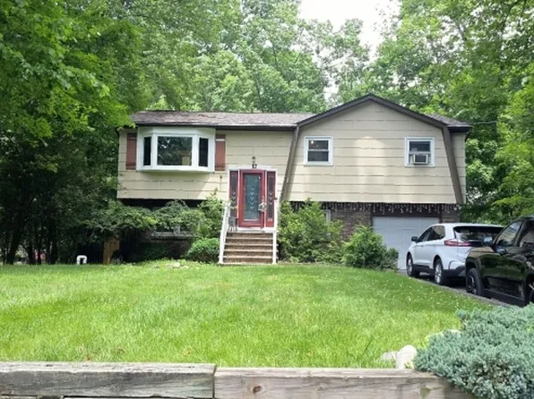 17 Penn State Trl, Hopatcong Boro, NJ 07843