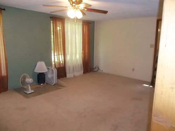 3rd image of 2912 Columbus Dr
