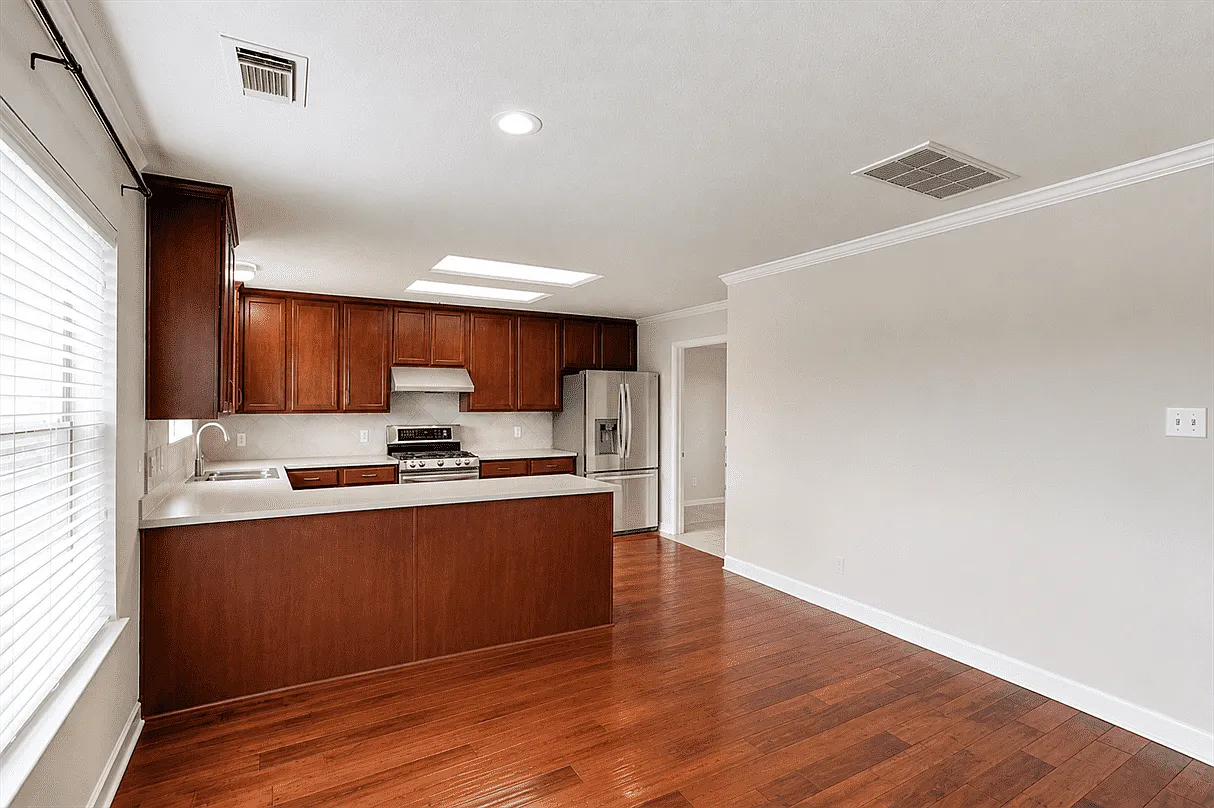 4 bed, 2.5 bath, 2352 sqft, $2,350 — Photo 2