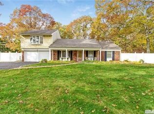 30 Pennaquid Rd, Coram, NY 11727
