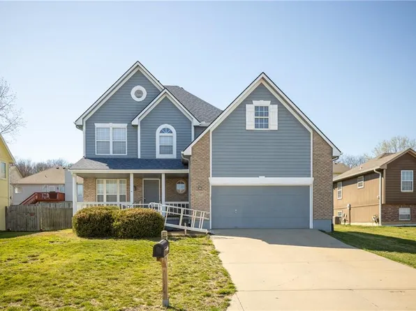 424 Oak Wood Ln, Grain Valley, MO 64029