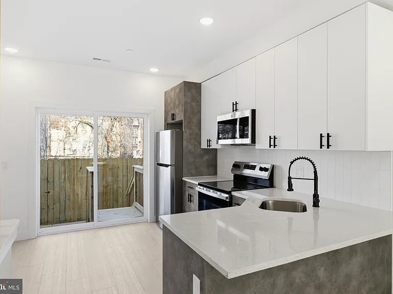 1023 W Orleans St — Photo 2