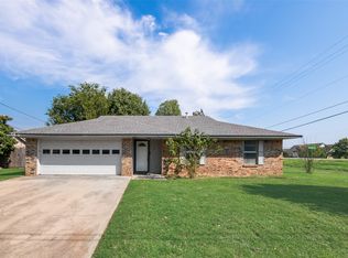 2 Finley Cir, Krum, TX 76249