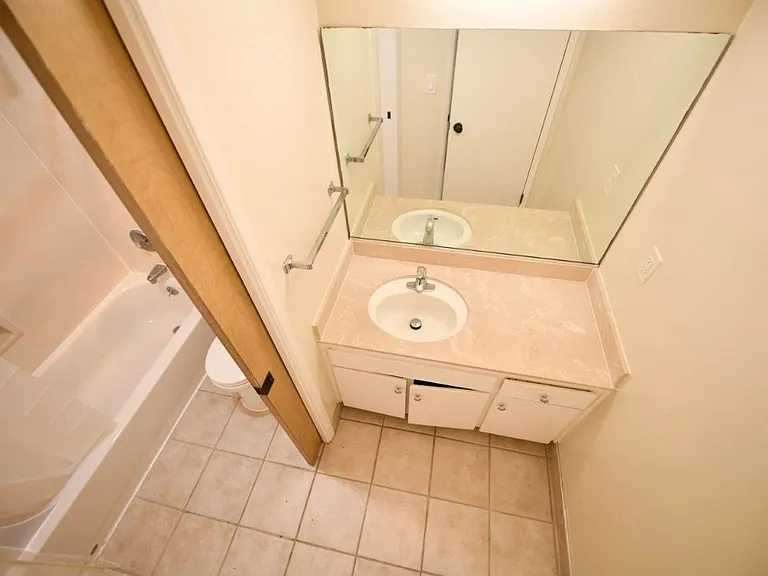 366 Staten Ave — Photo 11
