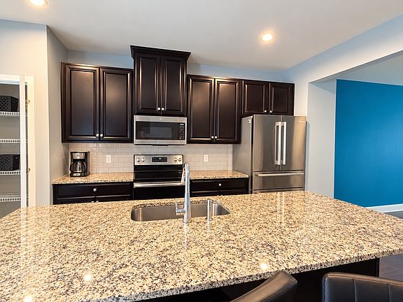 4th image of 58 Peacock Cir