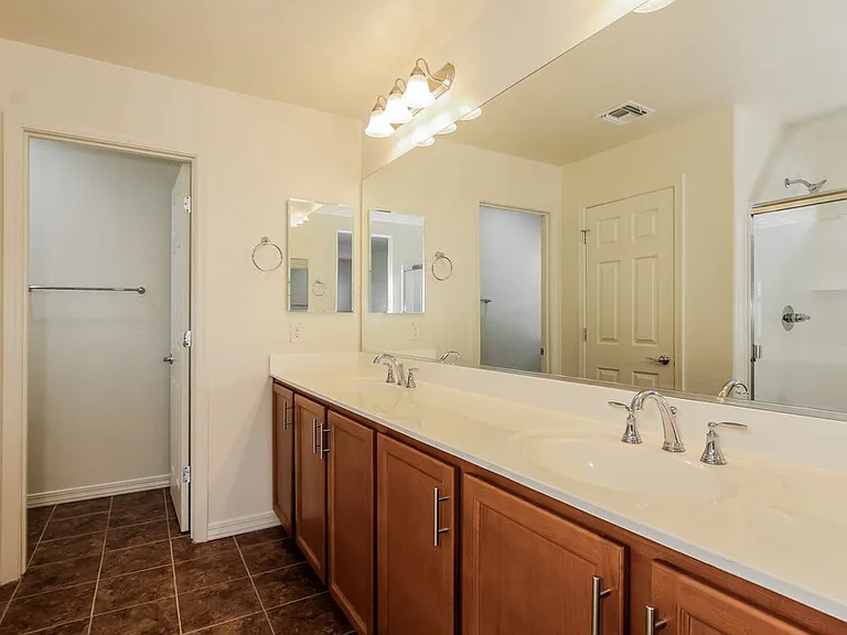 3815 S 58th Ln — Photo 12
