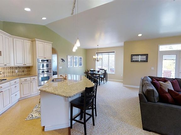 3rd image of 1100 Poplar Dr