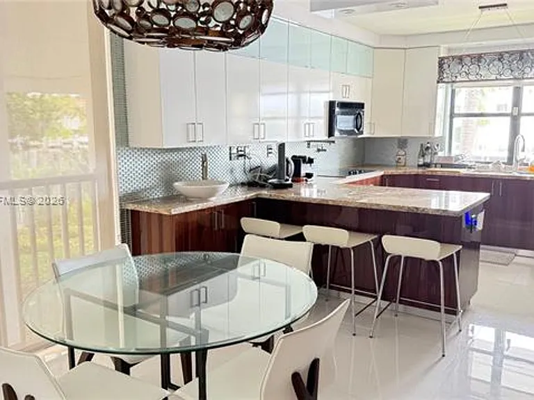 19707 Turnberry Way #Townhouse 6 — Photo 7
