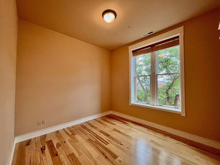 400 N Main St — Photo 21