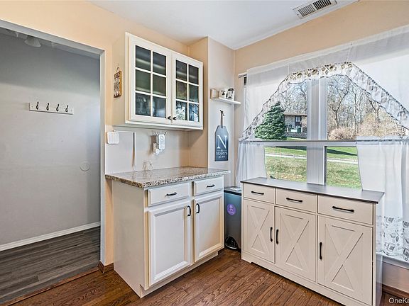 4th image of 7 Maple Court #7