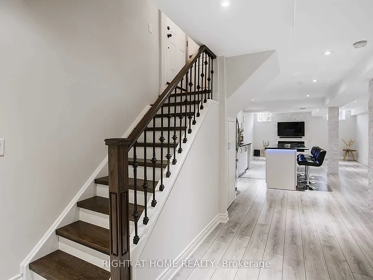110 Thatcher Cres — Photo 3