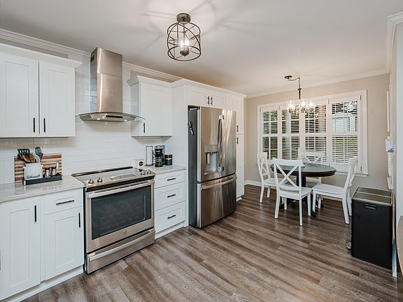 3rd image of 814 Timberlane Dr