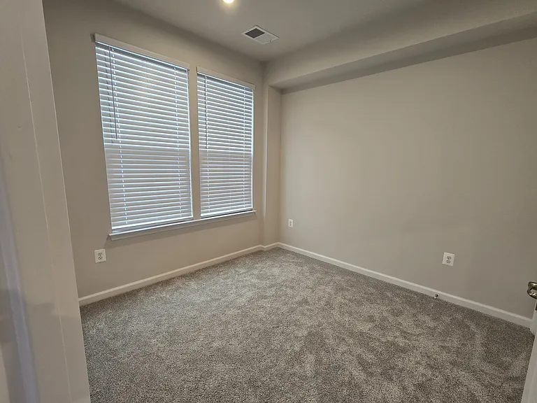 4928 Dunhaven Dr — Photo 4