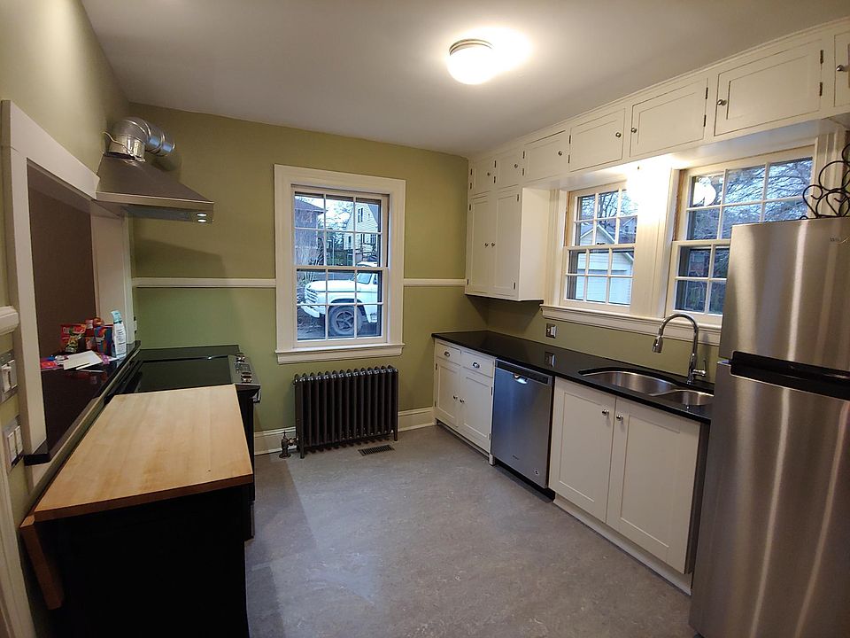 Spacious Kitchen, lots of storage, new appliances