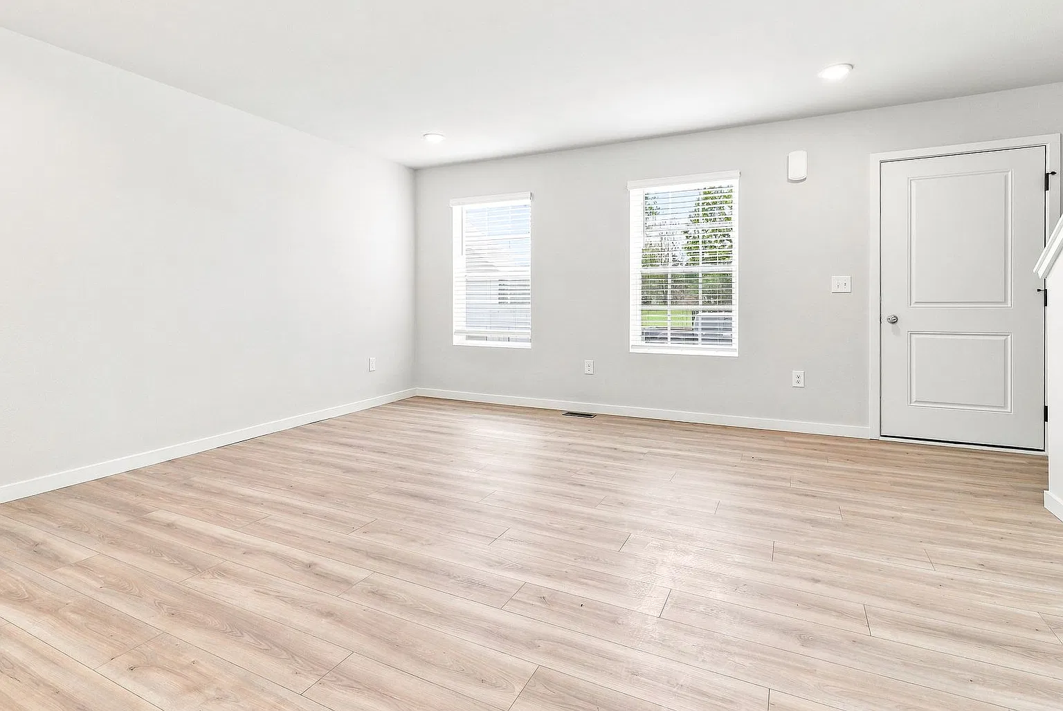 1 Month FREE Rent! Applied to Your First Full Month. Terms & Conditions Apply. — Photo 4