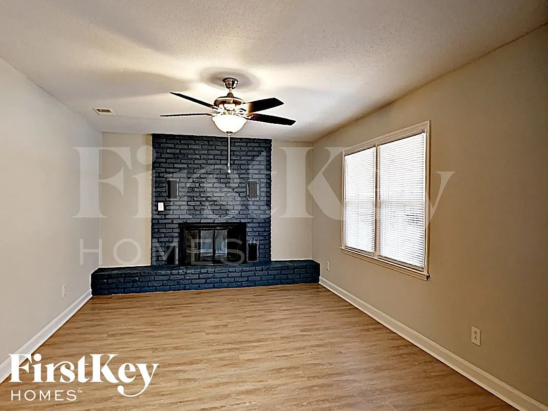 3 bed, 1.5 bath, 1300 sqft, $2,280 — Photo 4