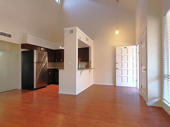 4th image of 2901 Euclid Ave NE #24D