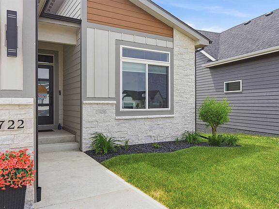 3rd image of 722 NE Country Meadow Dr