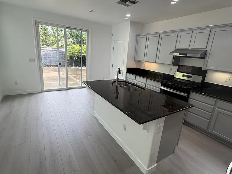 109 Cropton Ct — Photo 4