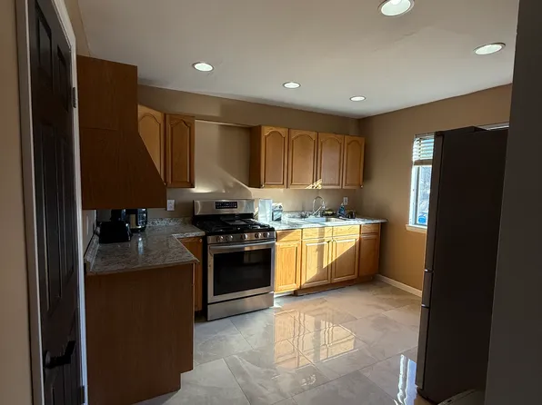 8 Nagle Ln, Central Islip, NY 11722