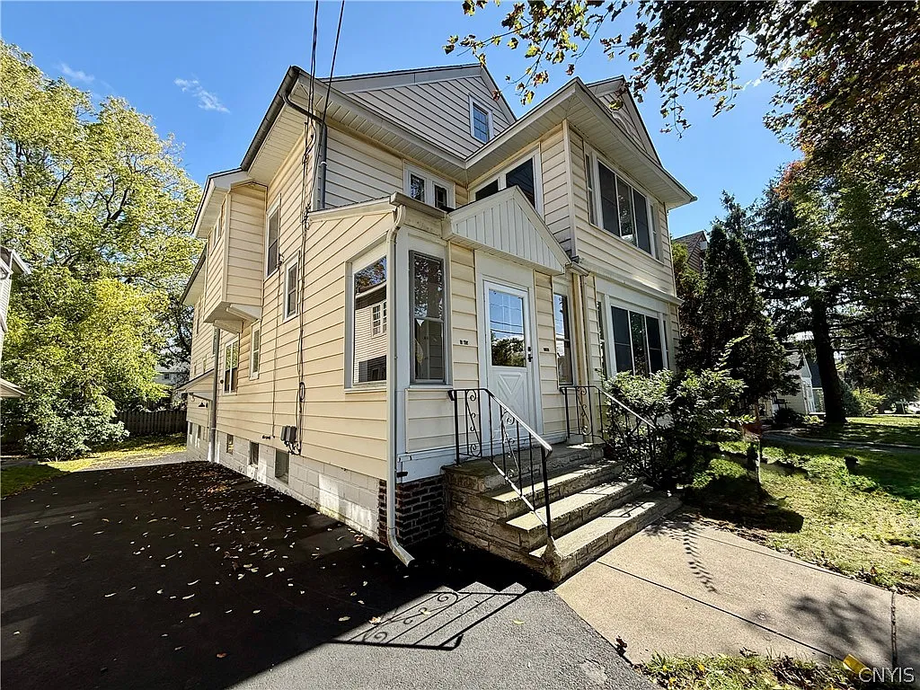 3 bed, 1.0 bath, 2808 sqft, $2,100 — Photo 1