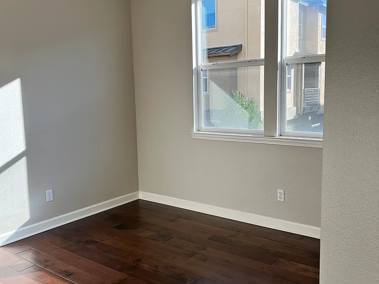 960 E Duane Ave — Photo 9