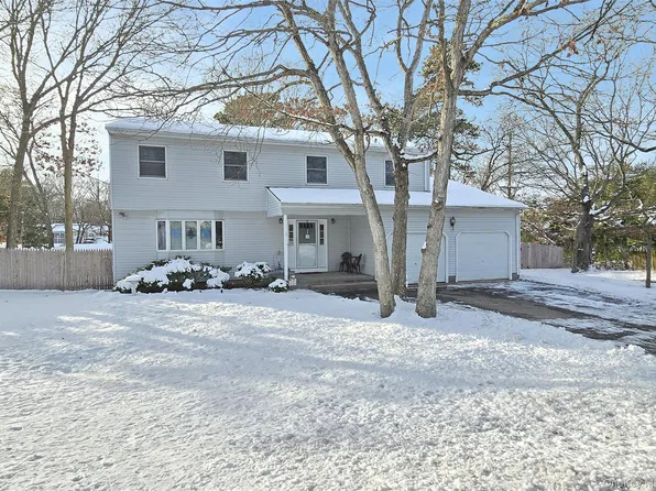 14 Avenue C, Holbrook, NY 11741