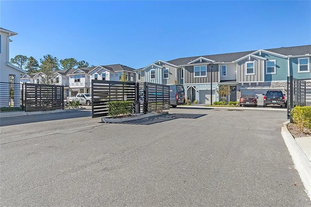 3 bed, 2.5 bath, 1802 sqft, $2,550 — Photo 3