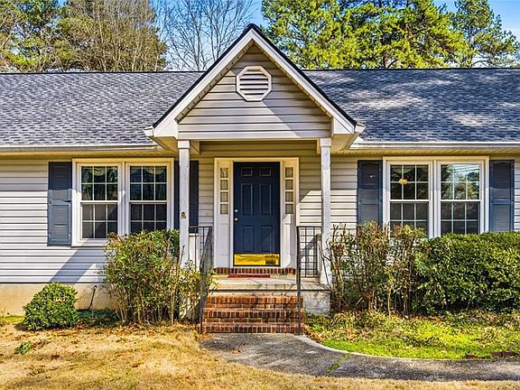 2nd image of 808 Chestnut Hill Rd SW