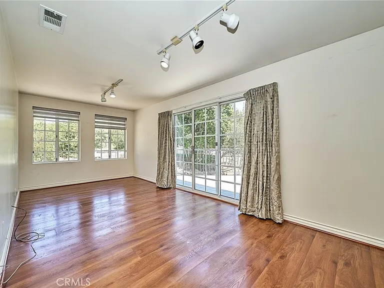 1089 Village Dr — Photo 43