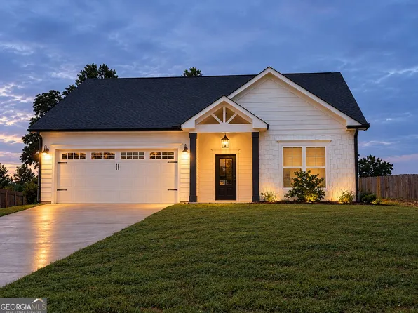 308 N Point Cir, Hartwell, GA 30643