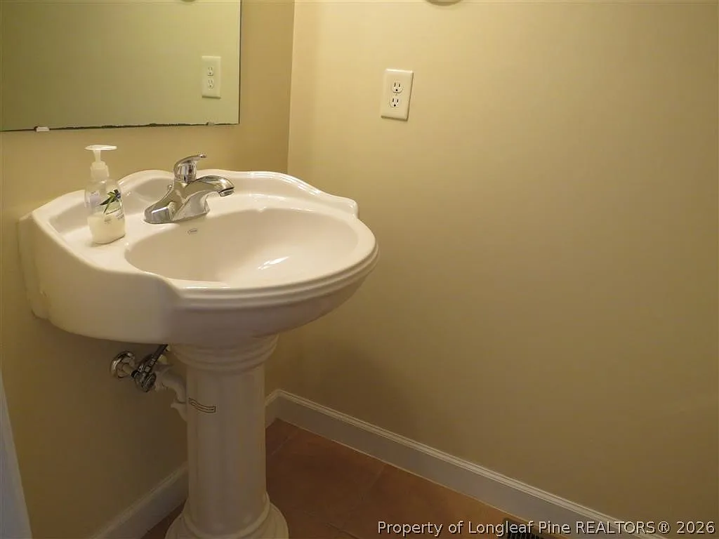 5 bed, 2.5 bath, 2876 sqft, $2,095 — Photo 4