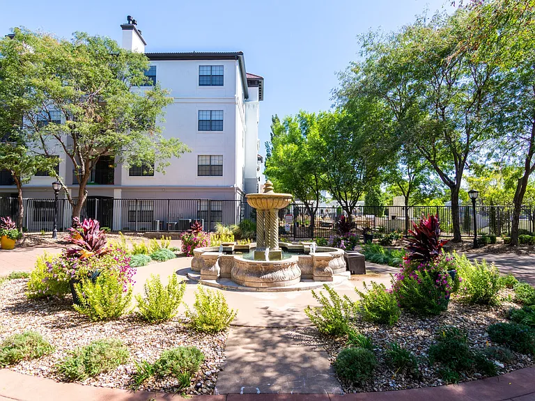 Fountain View on the Plaza — Photo 10