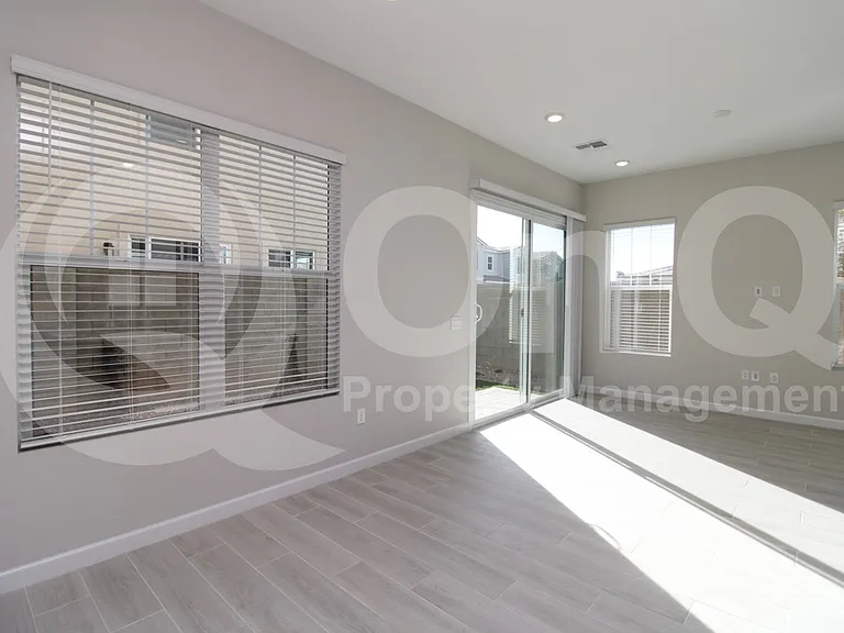 4911 E Village Dr — Photo 8