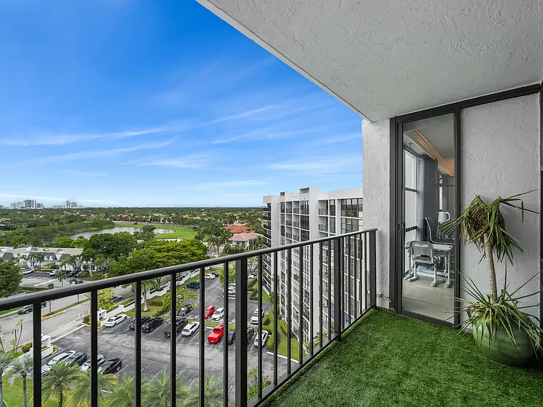 1000 Parkview Dr #1025 — Photo 14