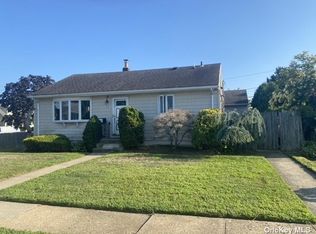 13 Michigan Dr, Hicksville, NY 11801