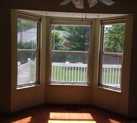5th image of 562 Woodbay Dr