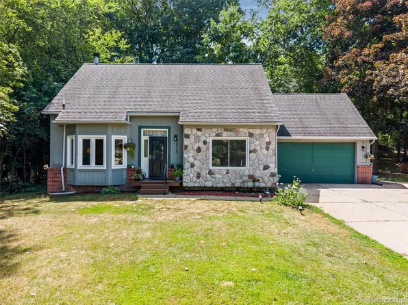 8819 Woodshire Dr, White Lake, MI 48386
