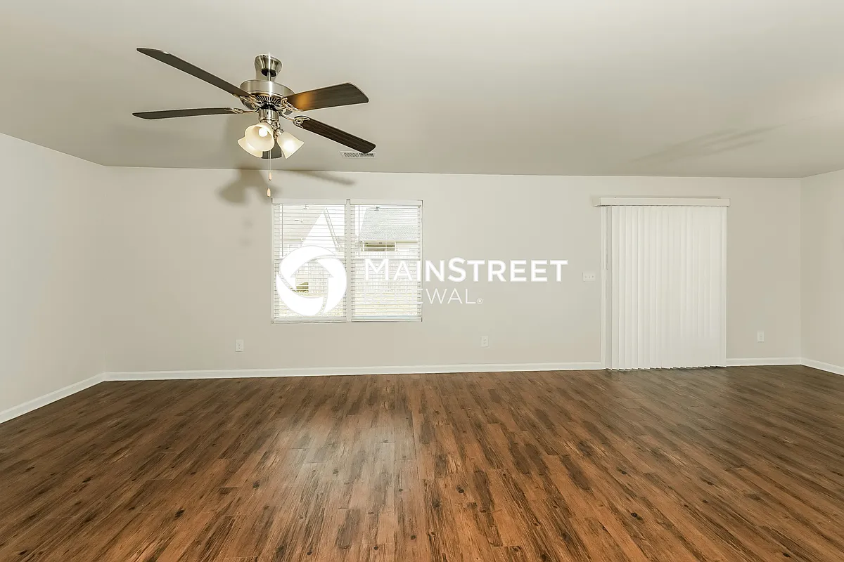 Living Room - 925 Hawthorn Ln