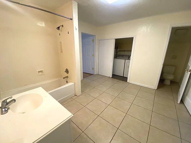 135 W Oak Ln — Photo 16