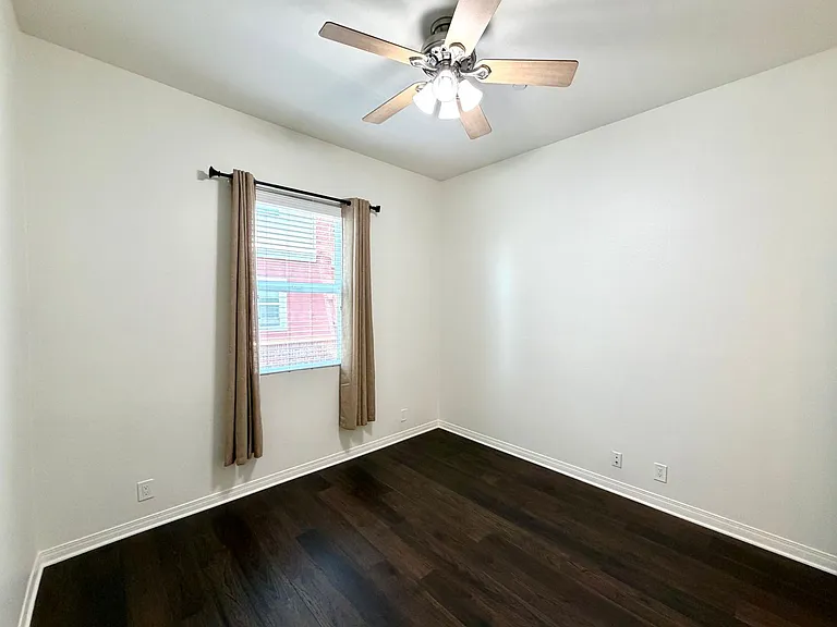 628 W 1st St — Photo 22